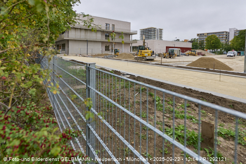 Campus Karl-Marx-Ring_Sportplatz_an_der_neuen_Grundschule_in_Neupelrach_P1292121.jpg